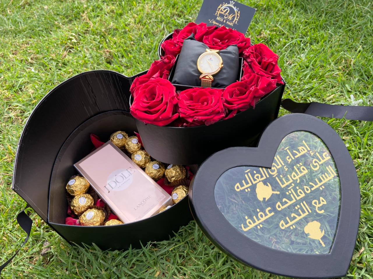صندوق الزهور الحمراء مع الشوكولاتة