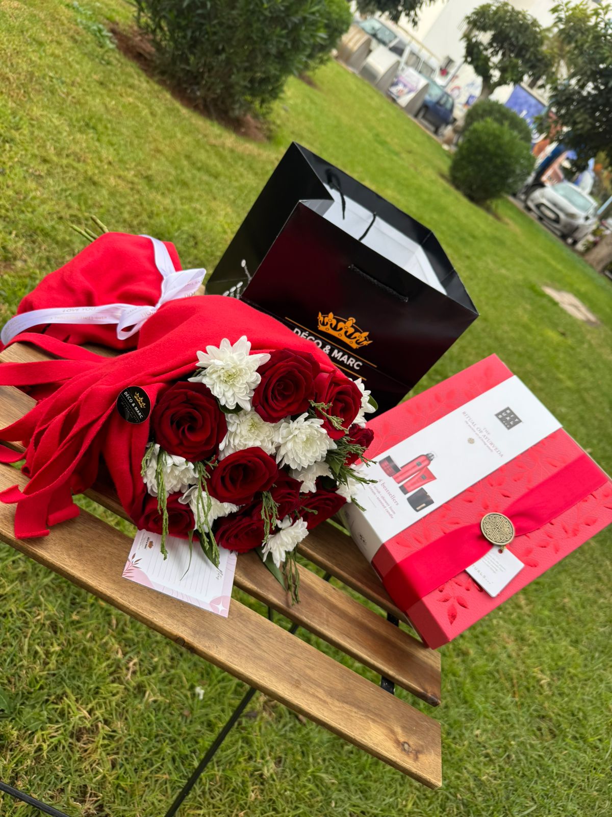 باقة طقوس الأيورفيدا + باقة الوشاح الأحمر من ميكاسا مع الورود الحمراء والأقحوان الأبيض