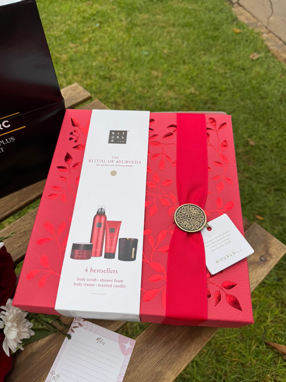 The Ritual of Ayurveda Pack + Mikasa’s Red Scarf Bouquet with Red Roses and White Chrysanthemums - الصورة 4