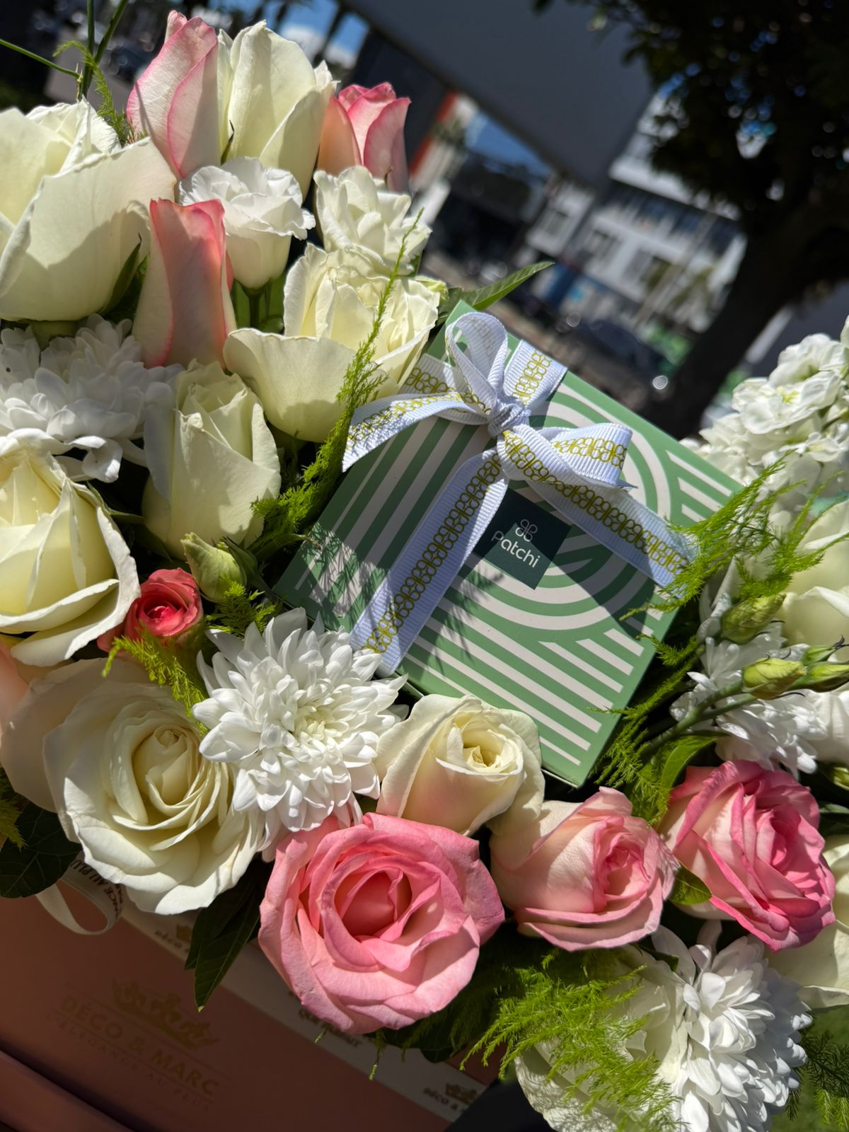 Boîte Florale Délices Marc : Roses Blanches, Roses et Fleurs Blanches en Coffret Rose Élégant – Image 2