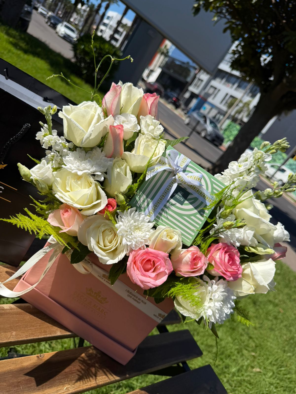 Boîte Florale Délices Marc : Roses Blanches, Roses et Fleurs Blanches en Coffret Rose Élégant – Image 3