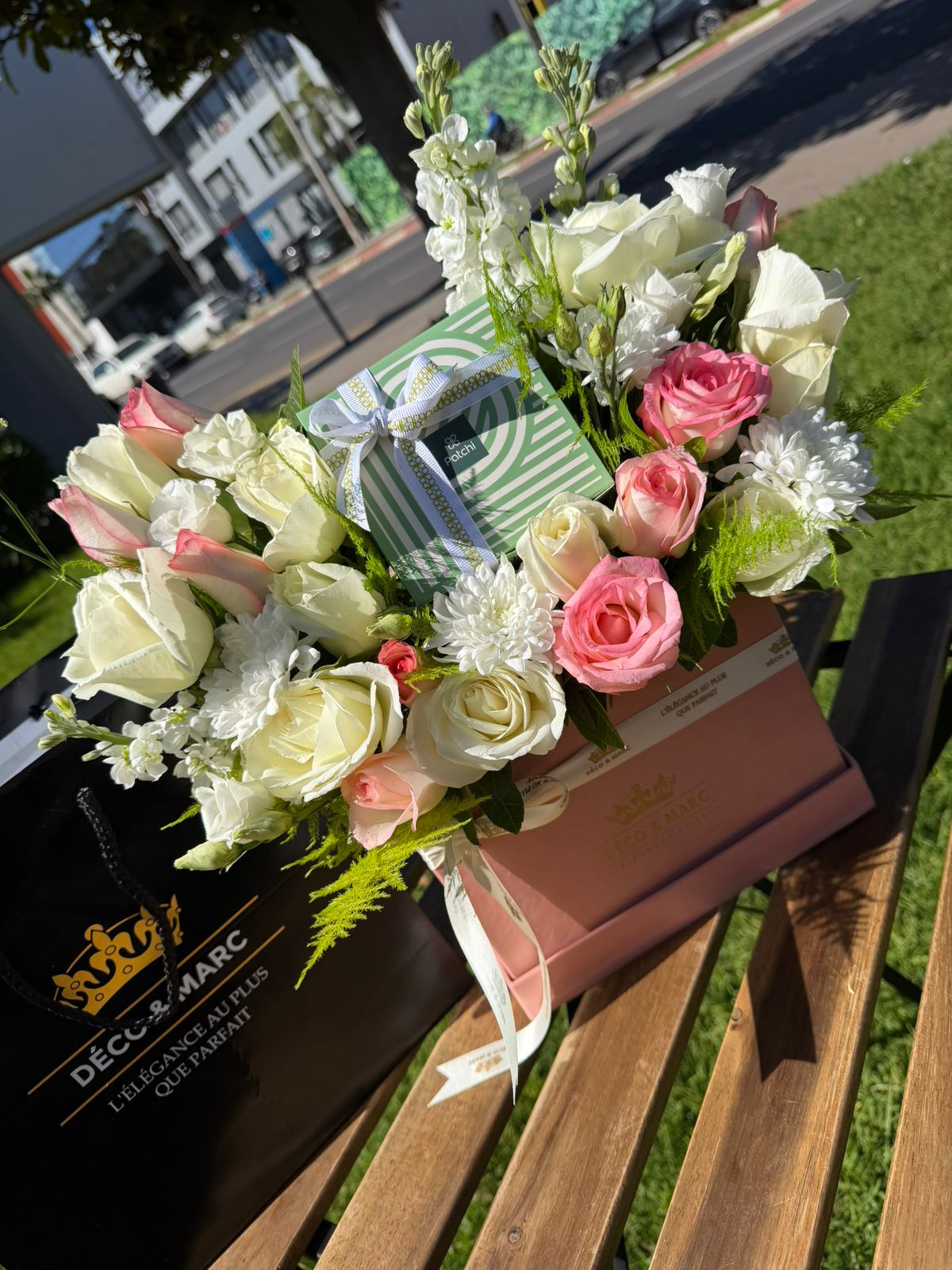 Boîte Florale Délices Marc : Roses Blanches, Roses et Fleurs Blanches en Coffret Rose Élégant