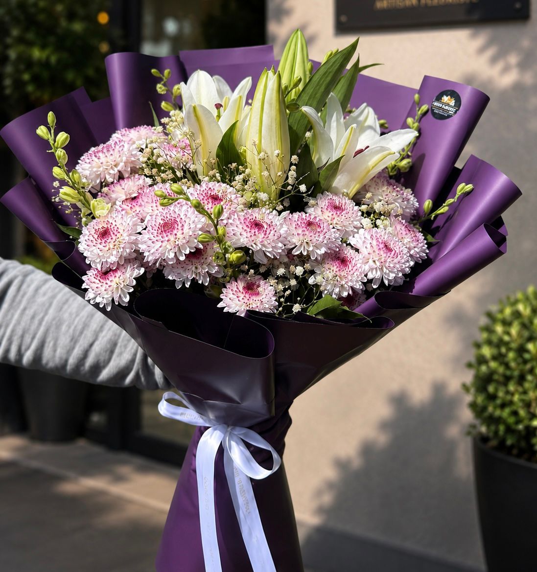Bouquet Floral Luxe Violet – Lys Blancs & Fleurs Roses Élégantes