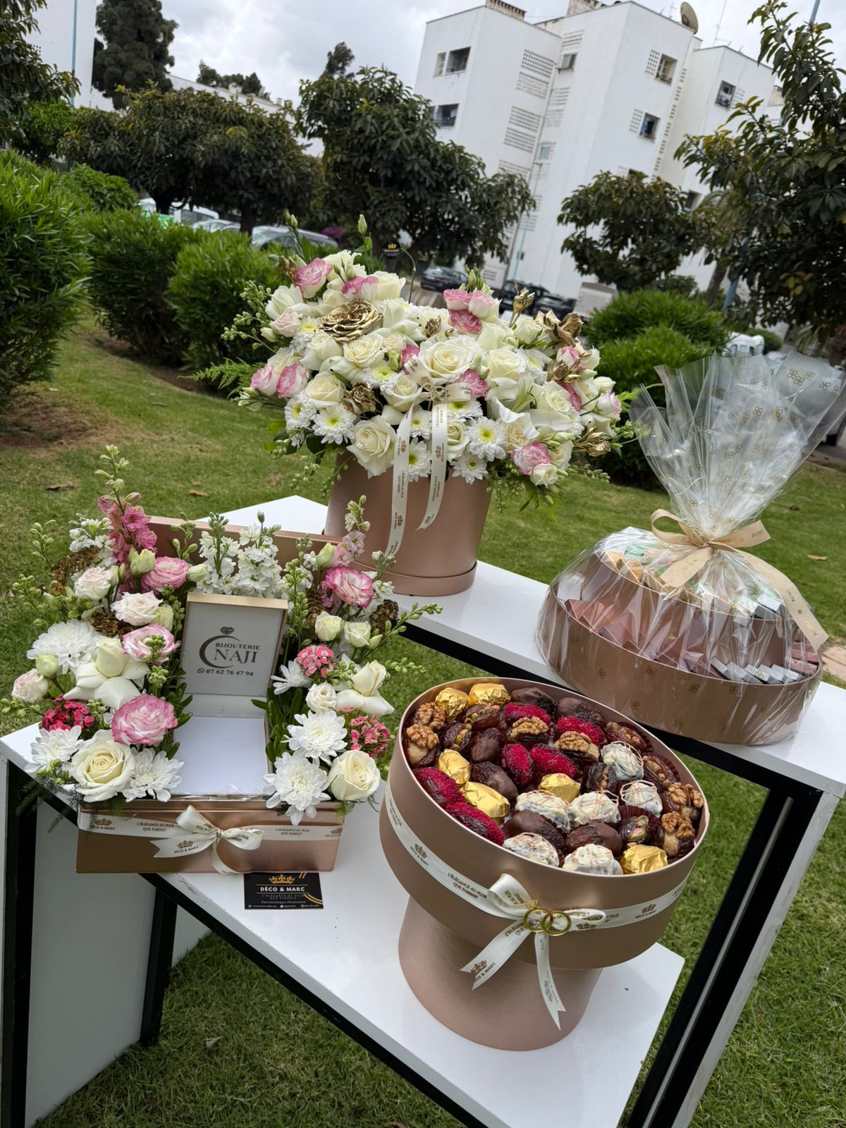 Pack Ta3arof Prestige – Chocolat, Dattes & Composition Florale Luxe