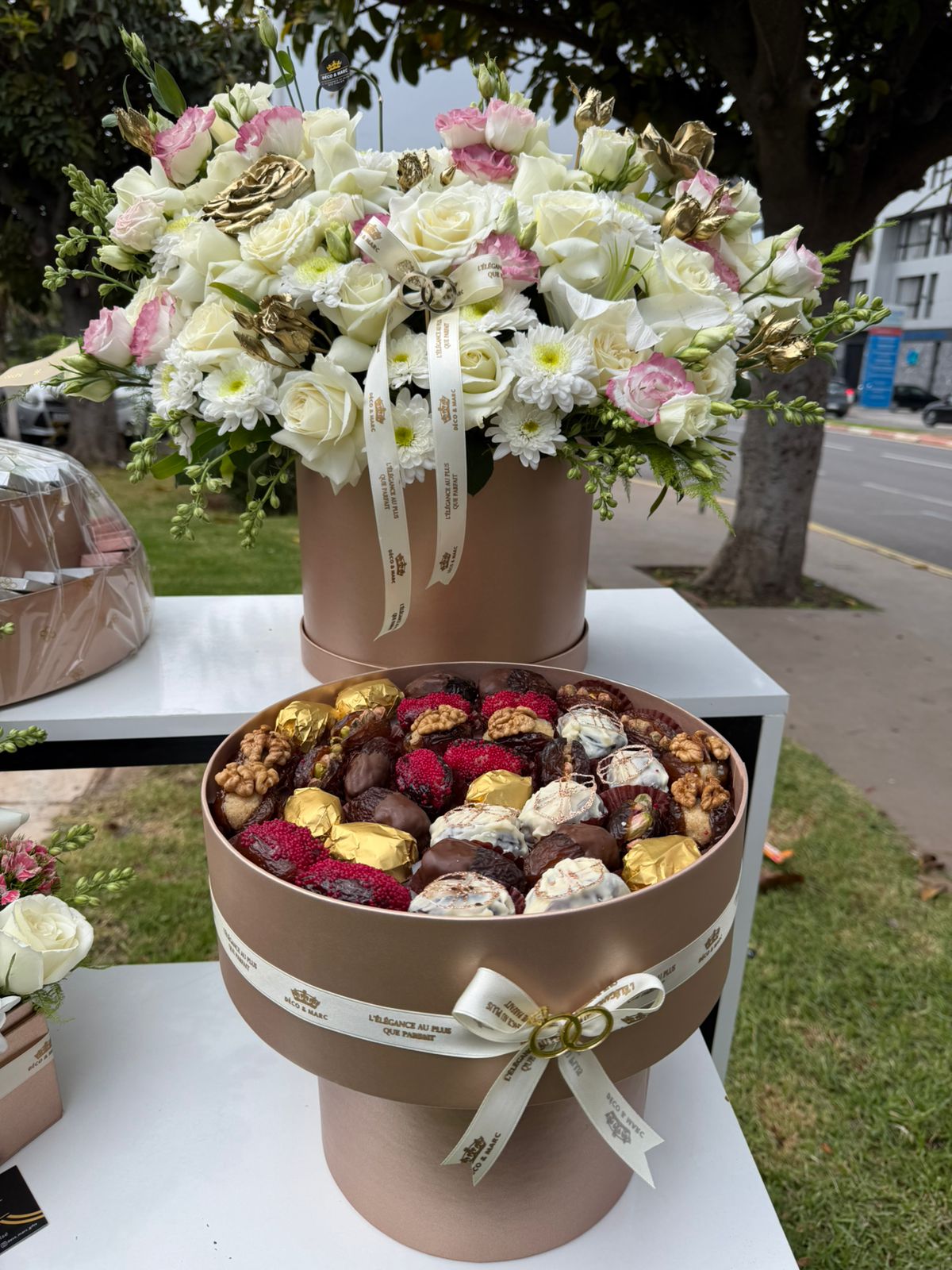 Pack Ta3arof Prestige – Chocolat, Dattes & Composition Florale Luxe – Image 4