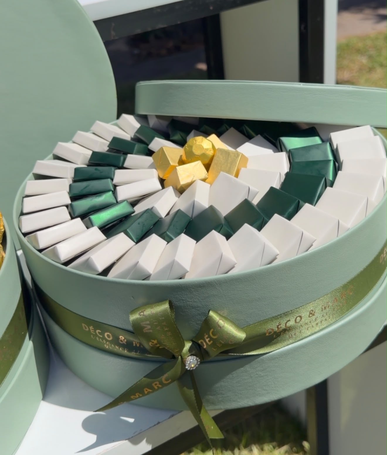 Coffret Prestige Chocolat, Dattes & Composition Florale – Image 3