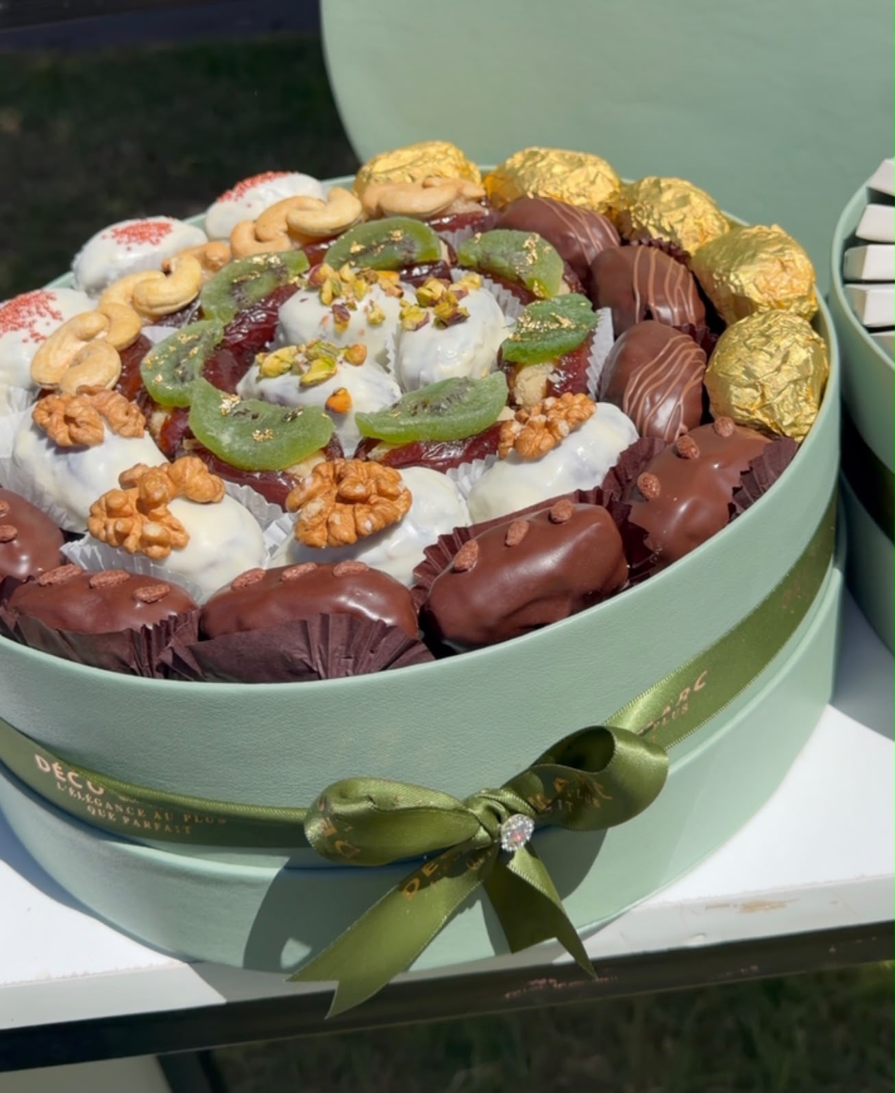 Coffret Prestige Chocolat, Dattes & Composition Florale – Image 2