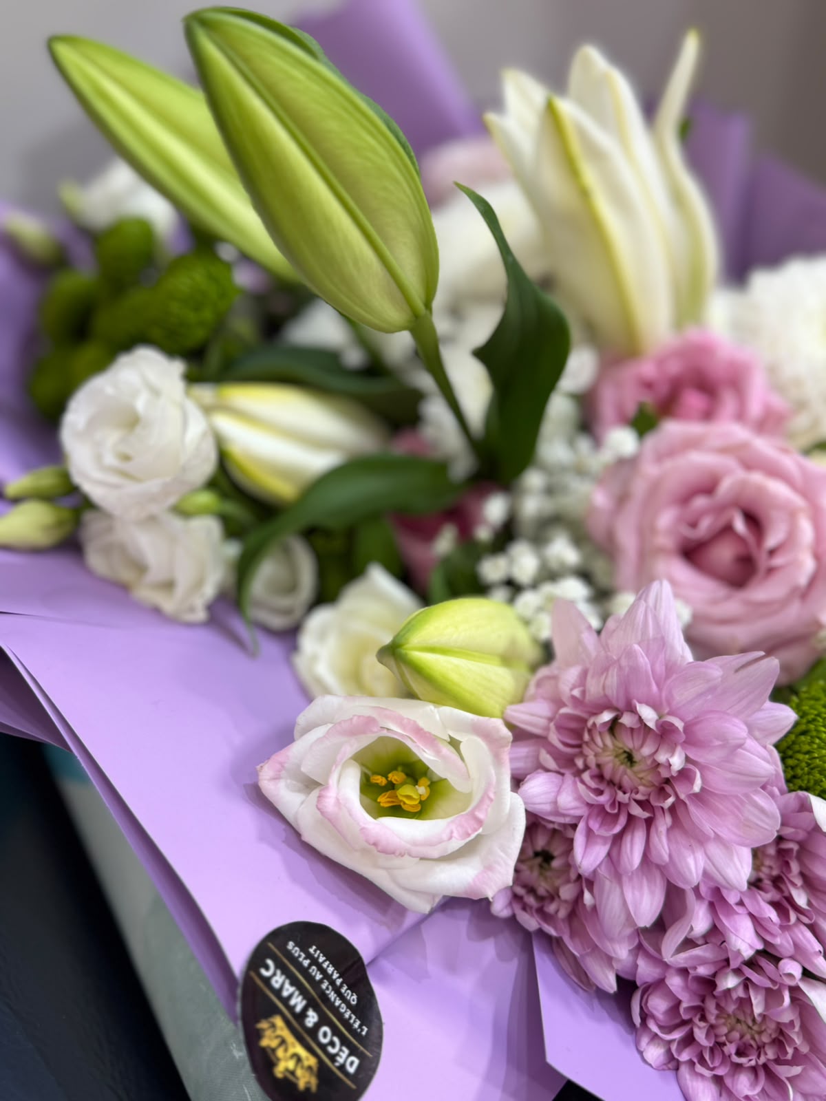 Bouquet Élégance – Lys, Roses, Lisianthus & Chrysanthèmes – Image 4