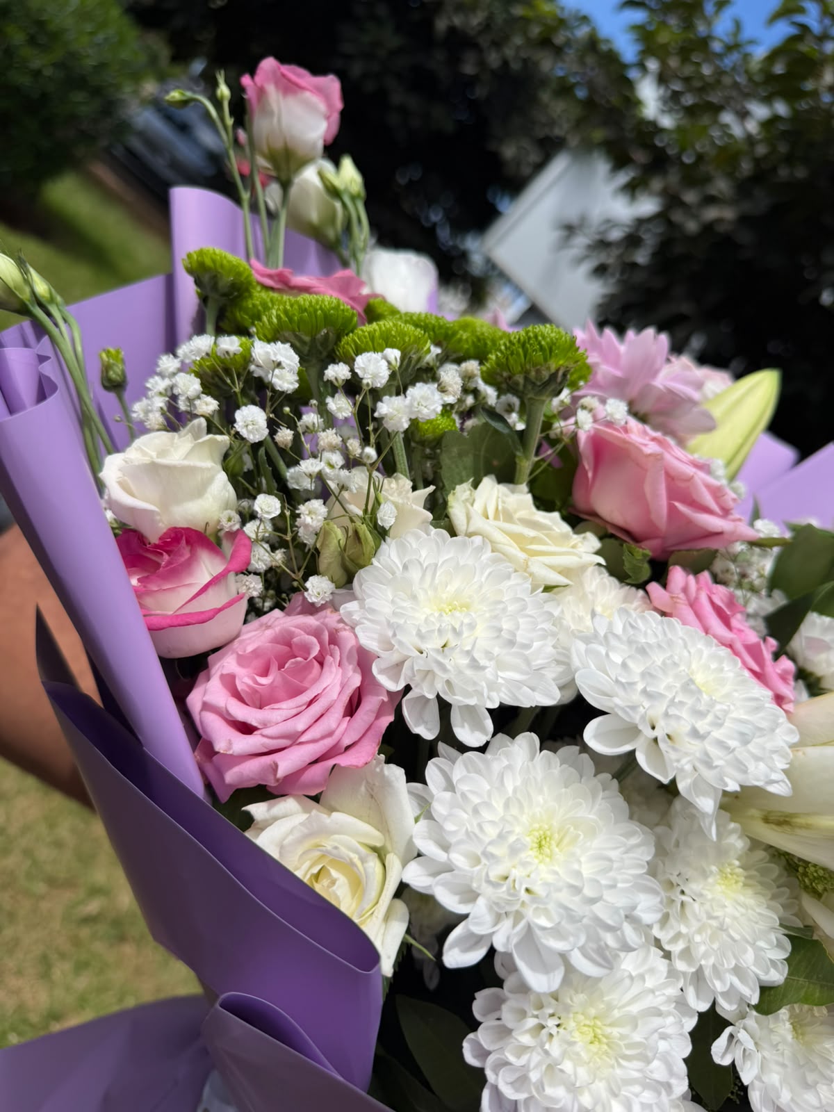 Bouquet Élégance – Lys, Roses, Lisianthus & Chrysanthèmes – Image 3