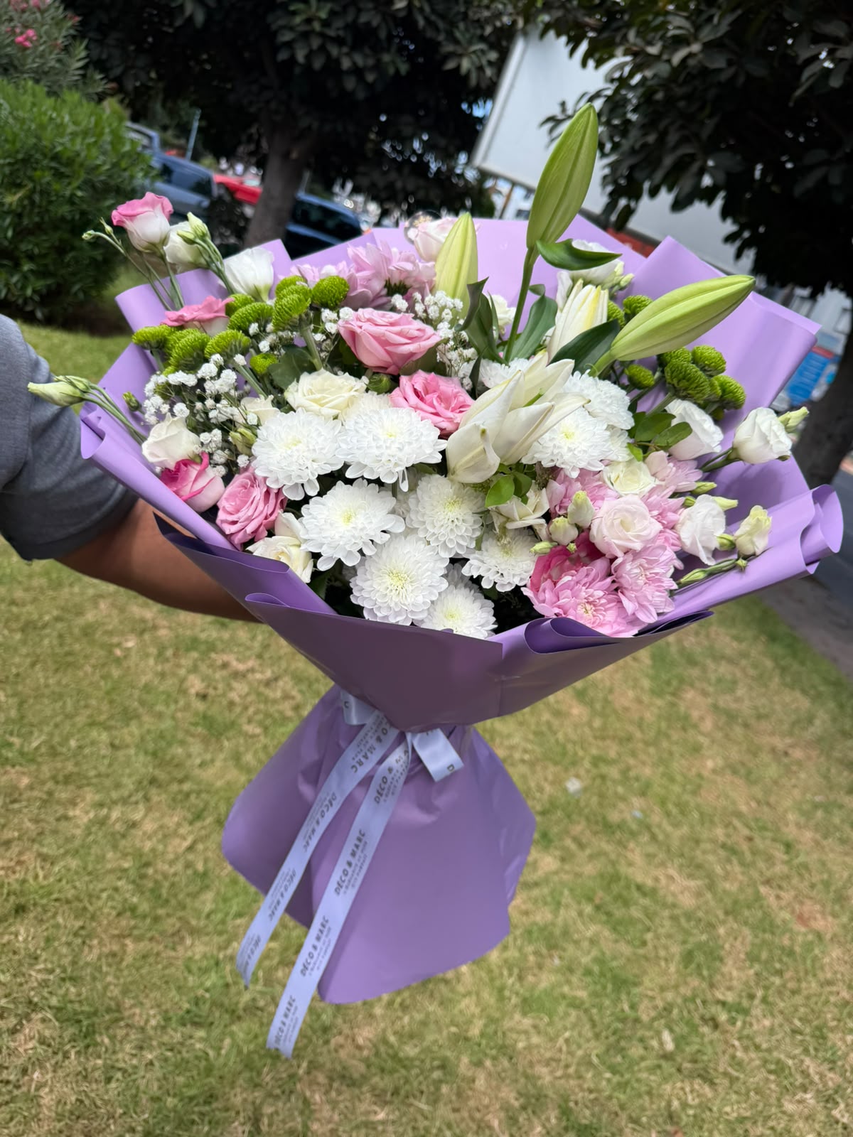 Bouquet Élégance – Lys, Roses, Lisianthus & Chrysanthèmes – Image 2